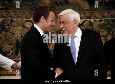 Der französische Präsident Emmanuel Macron (L) mit dem griechischen Präsidenten Prokopis Pavlopoulos bei einem Staatsessen im Präsidentenhaus in Athen, Griechenland, am 7. September 2017. (Foto von Panayotis Tzamaros/NurPhoto) Stockfoto