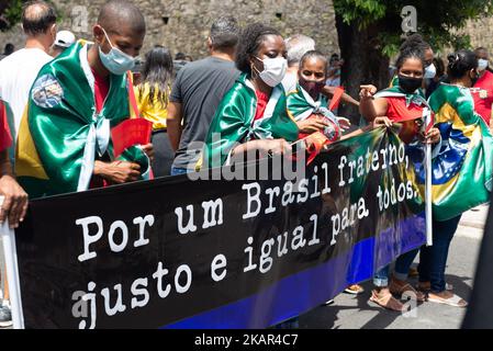 Salvador, Bahia, Brasilien - 02. Oktober 2021: Protestler trägt bei einer Demonstration gegen Präsident Jair Bolsonaro in der Stadt Salvador ein Transparent. Stockfoto