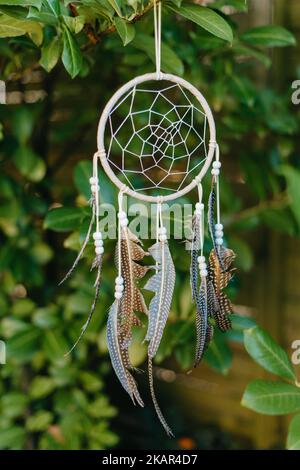 Traumfänger mit schönem Hintergrund. boho chic, ethnisches Amulett. (Vintage-Stil) Stockfoto