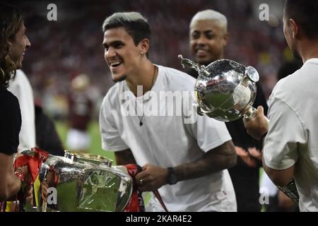 Rio de Janeiro-Brasilien 02. November 2022, Flamengo-Spieler, nehmen die Trophäe für die Eroberung der Libertadores das Americas, um das Maracanã-Stadion Stockfoto