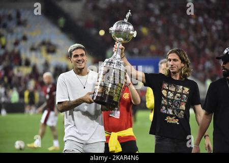 Rio de Janeiro-Brasilien 02. November 2022, Flamengo-Spieler, nehmen die Trophäe für die Eroberung der Libertadores das Americas, um das Maracanã-Stadion Stockfoto