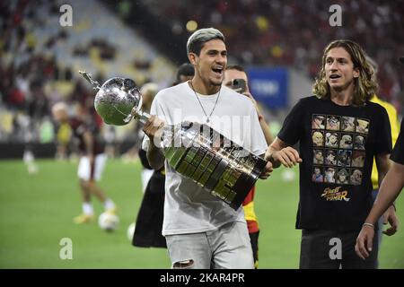 Rio de Janeiro-Brasilien 02. November 2022, Flamengo-Spieler, nehmen die Trophäe für die Eroberung der Libertadores das Americas, um das Maracanã-Stadion Stockfoto