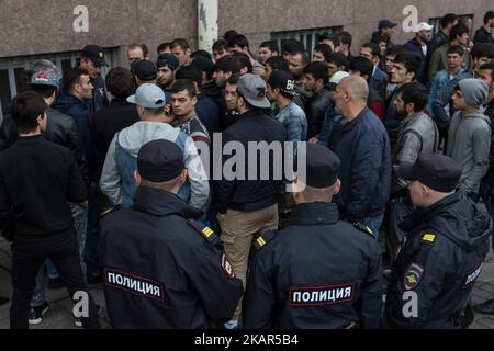 Muslime nehmen am 10. September 2017 auf dem Palastplatz in St. Petersburg, Russland, an einem Protest gegen die Verfolgung von Rohingya-Muslimen in Myanmar Teil. Tausende Rohingya-Flüchtlinge sind seit dem Ausbruch der Gewalt in Myanmar am 25. August nach Bangladesch geflohen (Foto: Igor Russak/NurPhoto) Stockfoto