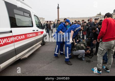 Muslime nehmen am 10. September 2017 auf dem Palastplatz in St. Petersburg, Russland, an einem Protest gegen die Verfolgung von Rohingya-Muslimen in Myanmar Teil. Tausende Rohingya-Flüchtlinge sind seit dem Ausbruch der Gewalt in Myanmar am 25. August nach Bangladesch geflohen (Foto: Igor Russak/NurPhoto) Stockfoto