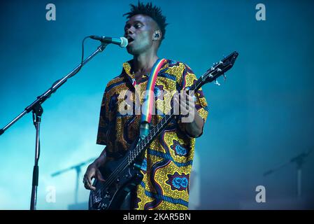 Die britische Elektronikgruppe Metronomy tritt am 9. September 2017 live auf der Bühne des OnBlackheath Festivals 2017 in London, Großbritannien, auf. Die aktuelle Band besteht aus Joseph Mount (Gesang, Keyboards und Gitarre), Oscar Cash (Saxophon, Backing Vocals, Gitarren und Keyboards), Anna Prior (Schlagzeug und Gesang) und Gbenga Adelekan (Bassgitarre und Gesang). (Foto von Alberto Pezzali/NurPhoto) Stockfoto