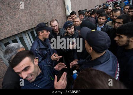 Muslime nehmen am 10. September 2017 auf dem Palastplatz in St. Petersburg, Russland, an einem Protest gegen die Verfolgung von Rohingya-Muslimen in Myanmar Teil. Tausende Rohingya-Flüchtlinge sind seit dem Ausbruch der Gewalt in Myanmar am 25. August nach Bangladesch geflohen (Foto: Igor Russak/NurPhoto) Stockfoto