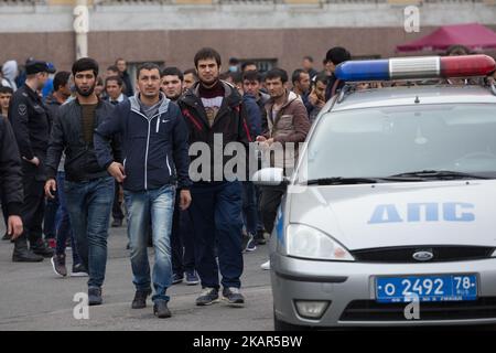 Muslime nehmen am 10. September 2017 auf dem Palastplatz in St. Petersburg, Russland, an einem Protest gegen die Verfolgung von Rohingya-Muslimen in Myanmar Teil. Tausende Rohingya-Flüchtlinge sind seit dem Ausbruch der Gewalt in Myanmar am 25. August nach Bangladesch geflohen (Foto: Igor Russak/NurPhoto) Stockfoto