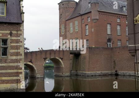 Heeswijk, Niederlande, Schloss Heeswijk; mittelalterliches Ziegelschloss am Wasser; Mittelalterliches Backsteinschloss auf dem Wasser; 在水的磚中世紀城堡 Stockfoto
