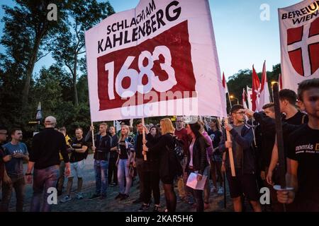 Am 10. September 2017 veranstalteten rund 150 Mitglieder der rechtsextremen identitären Bewegung eine Gedenkdemonstration auf dem Kahlenberg Wien (Österreich), darunter ein fackellauf. (Foto von David Speier/NurPhoto) Stockfoto