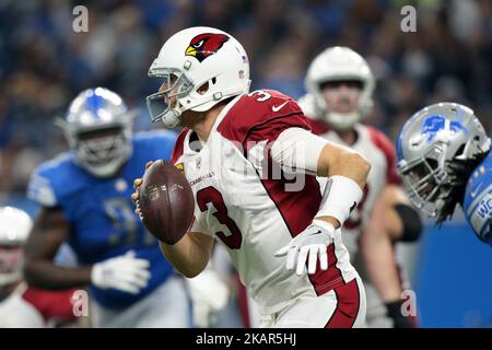 Arizona Cardinals Quarterback Carson Palmer (3) scheint während der ersten Hälfte eines NFL-Fußballspiels gegen die Arizona Cardinals in Detroit, Michigan, USA, am Sonntag, 10. September 2017, zu bestehen. (Foto von Jorge Lemus/NurPhoto) Stockfoto