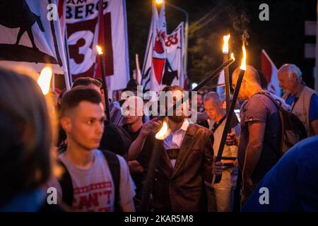 Am 10. September 2017 veranstalteten rund 150 Mitglieder der rechtsextremen identitären Bewegung eine Gedenkdemonstration auf dem Kahlenberg in Wien, Österreich, einschließlich eines fackellaufens. (Foto von David Speier/NurPhoto) Stockfoto