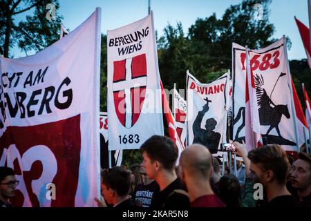 Am 10. September 2017 veranstalteten rund 150 Mitglieder der rechtsextremen identitären Bewegung eine Gedenkdemonstration auf dem Kahlenberg in Wien, Österreich, einschließlich eines fackellaufens. (Foto von David Speier/NurPhoto) Stockfoto