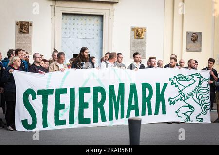 Am 10. September 2017 veranstalteten rund 150 Mitglieder der rechtsextremen identitären Bewegung eine Gedenkdemonstration auf dem Kahlenberg in Wien, Österreich, einschließlich eines fackellaufens. (Foto von David Speier/NurPhoto) Stockfoto