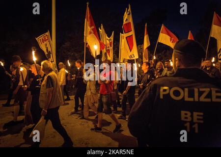 Am 10. September 2017 veranstalteten rund 150 Mitglieder der rechtsextremen identitären Bewegung eine Gedenkdemonstration auf dem Kahlenberg in Wien, Österreich, einschließlich eines fackellaufens. (Foto von David Speier/NurPhoto) Stockfoto