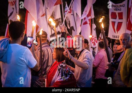 Am 10. September 2017 veranstalteten rund 150 Mitglieder der rechtsextremen identitären Bewegung eine Gedenkdemonstration auf dem Kahlenberg in Wien, Österreich, einschließlich eines fackellaufens. (Foto von David Speier/NurPhoto) Stockfoto