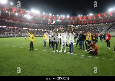 Rio de Janeiro-Brasilien 02. November 2022, Flamengo-Spieler, nehmen die Trophäe für die Eroberung der Libertadores das Americas, um das Maracanã-Stadion Stockfoto