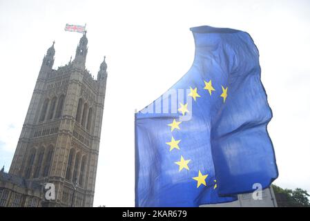 Am 11. September 2017 winken vor dem Londoner Parlamentsgebäude europäische Flaggen. Das Parlament stimmt über den Brexit-Aufhebungsentwurf als neuen Schritt des Austrittsverfahrens aus der Europäischen Union nach dem Referendum von 2016 ab. (Foto von Alberto Pezzali/NurPhoto) Stockfoto