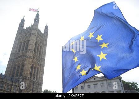 Am 11. September 2017 winken vor dem Londoner Parlamentsgebäude europäische Flaggen. Das Parlament stimmt über den Brexit-Aufhebungsentwurf als neuen Schritt des Austrittsverfahrens aus der Europäischen Union nach dem Referendum von 2016 ab. (Foto von Alberto Pezzali/NurPhoto) Stockfoto