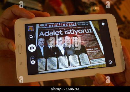 Eine Kopie der türkischen oppositionellen Tageszeitung Cumhuriyet ist am 11. September 2017 in Ankara, Türkei, auf dem Bildschirm zu sehen, während die Tageszeitung mit einer Überschrift erscheint, die am Gerichtstag lautet: „Wir wollen Gerechtigkeit“. Der Prozess gegen die Führungskräfte und Mitarbeiter der Tageszeitung wird am 11. September in Istanbul fortgesetzt, da sie wegen Terroranschuldigungen angeklagt werden. (Foto von Altan Gocher/NurPhoto) Stockfoto