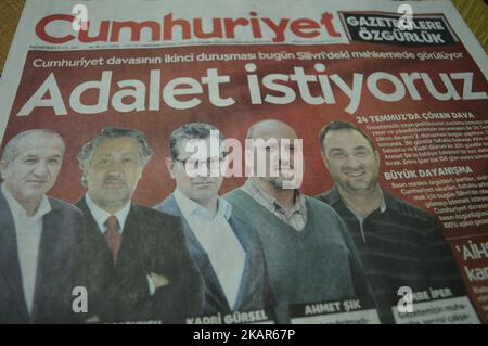 Eine Kopie der türkischen oppositionellen Tageszeitung Cumhuriyet ist am 11. September 2017 in Ankara, Türkei, auf dem Bildschirm zu sehen, während die Tageszeitung mit einer Überschrift erscheint, die am Gerichtstag lautet: „Wir wollen Gerechtigkeit“. Der Prozess gegen die Führungskräfte und Mitarbeiter der Tageszeitung wird am 11. September in Istanbul fortgesetzt, da sie wegen Terroranschuldigungen angeklagt werden. (Foto von Altan Gocher/NurPhoto) Stockfoto