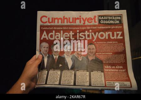 Eine Kopie der türkischen oppositionellen Tageszeitung Cumhuriyet ist am 11. September 2017 in Ankara, Türkei, auf dem Bildschirm zu sehen, während die Tageszeitung mit einer Überschrift erscheint, die am Gerichtstag lautet: „Wir wollen Gerechtigkeit“. Der Prozess gegen die Führungskräfte und Mitarbeiter der Tageszeitung wird am 11. September in Istanbul fortgesetzt, da sie wegen Terroranschuldigungen angeklagt werden. (Foto von Altan Gocher/NurPhoto) Stockfoto