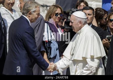 Papst Franziskus schüttelt die Hände mit dem ehemaligen Premierminister des Vereinigten Königreichs Tony Blair während seiner wöchentlichen Generalaudienz am 13. September 2017 auf dem Petersplatz in der Vatikanstadt. Papst Franziskus widmete seine Generalaudienz seinem jüngsten Apostolischen Besuch in Kolumbien, der am Sonntag zu Ende ging. (Foto: Giuseppe Ciccia/NurPhoto) Stockfoto