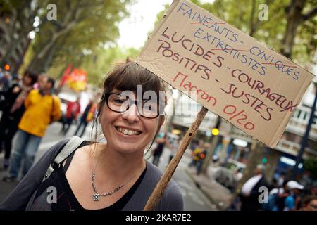 Eine Frau hält ein Plakat mit der Aufschrift „weder faul noch zynisch noch extremist, sondern luzid, braves, positive, fairs“. Mehr als 10000 Demonstranten gingen gegen die neuen Macrons Reformen zum Arbeitskodex auf die Straßen von Toulouse. Die Demonstration wurde von mehreren Gewerkschaften wie CGT, Sud, politischen Parteien (Mouvement du 1er Juillet, France Insoumise) und Jugendorganisationen aufgerufen. Toulouse. Frankreich. September 12. 2017. (Foto von Alain Pitton/NurPhoto) Stockfoto