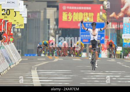 Joseph Cooper vom Isowhey Sports Swisswellness Team auf dem Weg zur dritten Etappe der China Tour 1 2017, dem 140,6 km langen Pingchang Circuit Race. Am Donnerstag, den 14. September 2017, China. Foto von Artur Widak Stockfoto
