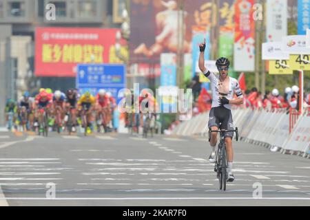 Joseph Cooper vom Isowhey Sports Swisswellness Team überquert die Ziellinie und gewinnt die dritte Etappe der China Tour 1 2017, das 140,6 km lange Pingchang Circuit Race. Am Donnerstag, den 14. September 2017, China. Foto von Artur Widak Stockfoto