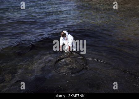 Ein Tanker, der vor 4 Tagen in der Nähe von Salamis, einer Insel neben Athen, versenkt wurde, führte zu einer Ölpest, die die Insel sowie viele der südlichen Küste von Athen abdeckt. Arbeiter versuchen, die Verschmutzung in Athen am 13. September 2017 zu reinigen (Foto: Aggelos Barai/NurPhoto) Stockfoto