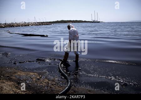 Ein Tanker, der vor 4 Tagen in der Nähe von Salamis, einer Insel neben Athen, versenkt wurde, führte zu einer Ölpest, die die Insel sowie viele der südlichen Küste von Athen abdeckt. Arbeiter versuchen, die Verschmutzung in Athen am 13. September 2017 zu reinigen (Foto: Aggelos Barai/NurPhoto) Stockfoto