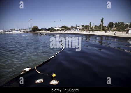 Ein Tanker, der vor 4 Tagen in der Nähe von Salamis, einer Insel neben Athen, versenkt wurde, führte zu einer Ölpest, die die Insel sowie viele der südlichen Küste von Athen abdeckt. Arbeiter versuchen, die Verschmutzung in Athen am 13. September 2017 zu reinigen (Foto: Aggelos Barai/NurPhoto) Stockfoto