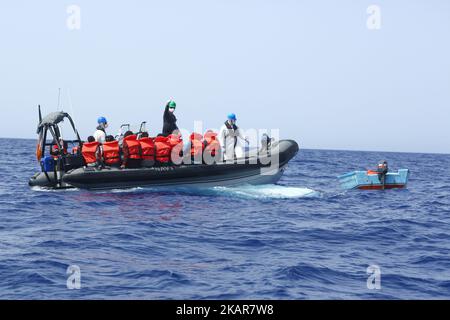 LAMPEDUSA, ITALIEN - SEPTEMBER 02: Flüchtlinge und Migranten werden gesehen, wie sie von einem überfüllten kleinen Holzboot zu einem irischen Kriegsschiff gebracht werden, nachdem sie von Such- und Rettungscrew-Mitgliedern der deutschen NGO Sea-Eye am 2. September 2017 von 46 Seemeilen (nm) mit Rettungswesten unterstützt und vorbereitet wurden. Die Sicherheitslage für SAR-NGOs wie Sey-Eye hat sich verschlechtert, nachdem die so genannte libysche Kostengarde ihr Such- und Rettungsgebiet von 12nm auf 72nm erweitert hat. Gleichzeitig ist die Zahl der geretteten Menschen aus der Not der NGOs zurückgegangen Stockfoto