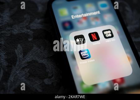 Krakau, Polen – 14. Juli 2021: Apple TV+-Anwendungssymbol unter Netflix, Amazon Prime Video und HBO WIRD im Unterhaltungsordner auf dem Apple iPhone 12 PR ANGEZEIGT Stockfoto