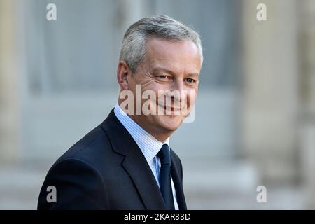 Der französische Wirtschaftsminister Bruno Le Maire verlässt nach einer Kabinettssitzung am 14. September 2017 in Paris den Präsidentenpalast von Elysee. (Foto von Julien Mattia/NurPhoto) Stockfoto