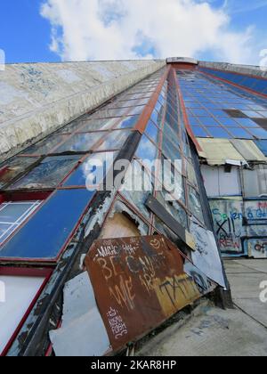 Eine vertikale Aufnahme der Pyramide von Tirana in Albanien Stockfoto