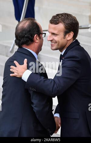 Der französische Präsident Emmanuel Macron (R) begrüßt den ehemaligen französischen Präsidenten Francois Hollande (L) zum Empfang der „Olympischen Stadt Paris 2024“ am 15. September 2017 im Elysée-Palast in Paris, Frankreich. (Foto von Julien Mattia/NurPhoto) Stockfoto