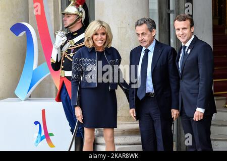 Der französische Präsident Emmanuel Macron und seine Frau Brigitte heißen den ehemaligen französischen Präsidenten Nicolas Sarkozy am 15. September 2017 zum Empfang der „Olympischen Stadt Paris 2024“ im Elysee-Palast in Paris, Frankreich, willkommen. (Foto von Julien Mattia/NurPhoto) Stockfoto