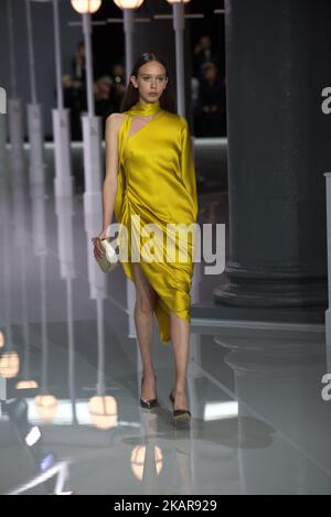 Ein Model geht auf der Ralph & Russo Show während der London Fashion Week am 2017. September 15 2017 in London auf die Piste. Ralph & Russo ist ein britisches Luxusgüterunternehmen und Haute Couture-Modehaus. (Foto von Alberto Pezzali/NurPhoto) Stockfoto