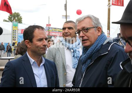 Der ehemalige sozialistische Präsidentschaftskandidat, der jetzt Führer des 'Mouvement du 1er juillet' ist, Benoit Hamon (L) trifft Pierre Laurent (R), den Vorsitzenden der Kommunistischen Partei Frankreichs, während des Festivals der Menschlichkeit (Fete de l'Humanite), einem politischen Ereignis und Musikfestival, das von der Kommunistischen Partei Frankreichs (PCF) am 16. September organisiert wurde, 2017 in La Courneuve, außerhalb von Paris. (Foto von Michel Stoupak/NurPhoto) Stockfoto