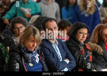 Der ehemalige sozialistische Präsidentschaftskandidat, der jetzt Führer des "Mouvement du 1er juillet" Benoit Hamon (C) ist, nimmt an einer Debatte während des Festivals der Menschheit (Fete de l'Humanite) Teil, einem politischen Ereignis- und Musikfestival, das von der Kommunistischen Partei Frankreichs (PCF) am 16. September 2017 in La Courneuve, außerhalb von Paris, organisiert wurde. (Foto von Michel Stoupak/NurPhoto) Stockfoto