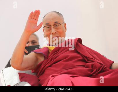 Der Dalai Lama, Tenzin GYATSO, spricht am 16. September 2017 im Griechischen Theater in Taormina, Italien. Der geistliche Führer des tibetischen Volkes ist zu einem dreitägigen Besuch in Italien. (Foto von Gabriele Maricchiolo/NurPhoto) Stockfoto