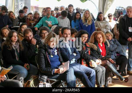 Der ehemalige sozialistische Präsidentschaftskandidat, der jetzt Führer des "Mouvement du 1er juillet" Benoit Hamon (C) ist, nimmt an einer Debatte während des Festivals der Menschheit (Fete de l'Humanite) Teil, einem politischen Ereignis- und Musikfestival, das von der Kommunistischen Partei Frankreichs (PCF) am 16. September 2017 in La Courneuve, außerhalb von Paris, organisiert wurde. (Foto von Michel Stoupak/NurPhoto) Stockfoto