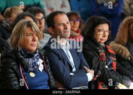 Der ehemalige sozialistische Präsidentschaftskandidat, der jetzt Führer des "Mouvement du 1er juillet" Benoit Hamon (C) ist, nimmt an einer Debatte während des Festivals der Menschheit (Fete de l'Humanite) Teil, einem politischen Ereignis- und Musikfestival, das von der Kommunistischen Partei Frankreichs (PCF) am 16. September 2017 in La Courneuve, außerhalb von Paris, organisiert wurde. (Foto von Michel Stoupak/NurPhoto) Stockfoto