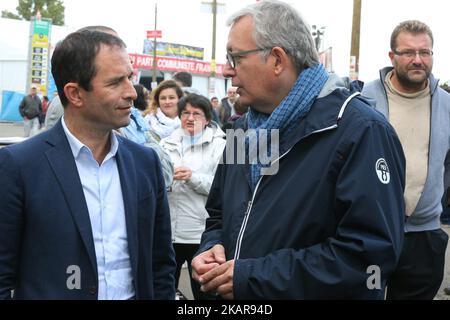 Der ehemalige sozialistische Präsidentschaftskandidat, der jetzt Führer des 'Mouvement du 1er juillet' ist, Benoit Hamon (L) trifft Pierre Laurent (R), den Vorsitzenden der Kommunistischen Partei Frankreichs, während des Festivals der Menschlichkeit (Fete de l'Humanite), einem politischen Ereignis und Musikfestival, das von der Kommunistischen Partei Frankreichs (PCF) am 16. September organisiert wurde, 2017 in La Courneuve, außerhalb von Paris. (Foto von Michel Stoupak/NurPhoto) Stockfoto