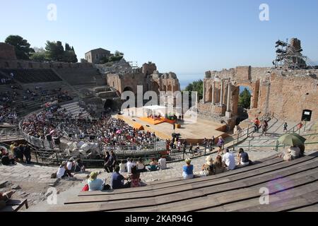 Der Dalai Lama, Tenzin GYATSO, spricht am 16. September 2017 im Griechischen Theater in Taormina, Italien. Der geistliche Führer des tibetischen Volkes ist zu einem dreitägigen Besuch in Italien. (Foto von Gabriele Maricchiolo/NurPhoto) Stockfoto