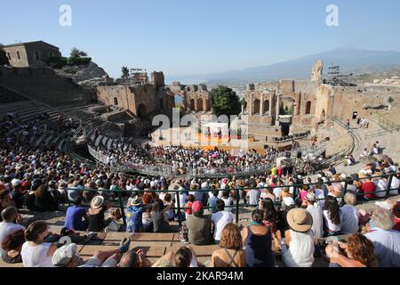 Der Dalai Lama, Tenzin GYATSO, spricht am 16. September 2017 im Griechischen Theater in Taormina, Italien. Der geistliche Führer des tibetischen Volkes ist zu einem dreitägigen Besuch in Italien. (Foto von Gabriele Maricchiolo/NurPhoto) Stockfoto