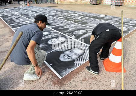 Der Straßenkünstler JR, der am 16. September 2017 das Inside Out Project im Mairie d'issy in Paris, Frankreich, aufführt. JR ist das Pseudonym eines französischen Fotografen und Künstlers, dessen Identität unbestätigt ist. (Foto von Julien Mattia/NurPhoto) Stockfoto