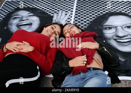 Der Straßenkünstler JR, der am 16. September 2017 das Inside Out Project im Mairie d'issy in Paris, Frankreich, aufführt. JR ist das Pseudonym eines französischen Fotografen und Künstlers, dessen Identität unbestätigt ist. (Foto von Julien Mattia/NurPhoto) Stockfoto