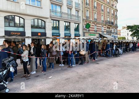 Der Straßenkünstler JR, der am 16. September 2017 das Inside Out Project im Mairie d'issy in Paris, Frankreich, aufführt. JR ist das Pseudonym eines französischen Fotografen und Künstlers, dessen Identität unbestätigt ist. (Foto von Julien Mattia/NurPhoto) Stockfoto